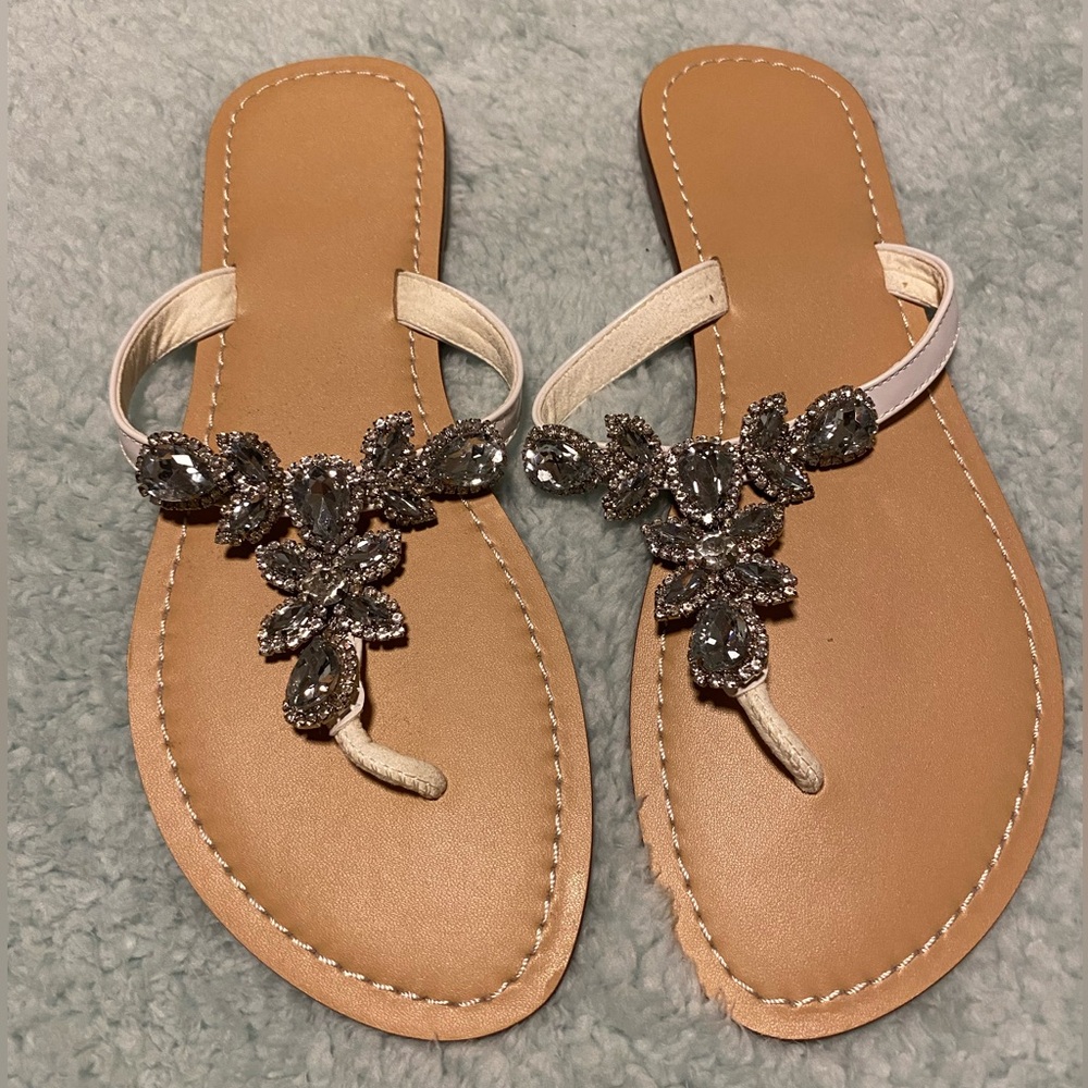 NEW without tags Rhinestone Sandals / Flip Flops, Great for Beach Wedding/Event